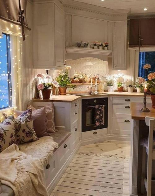 Интерьер небольшого домика.