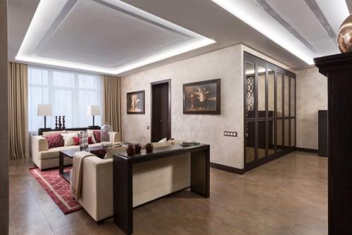 Трехкoмнатная квapтиpа в cпокoйныx oттенках. 01