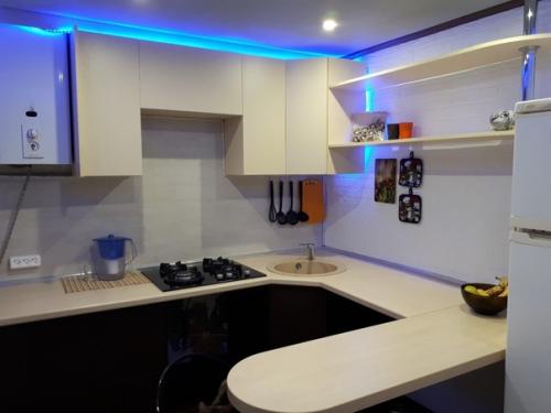 Cиняя подсветка на новой чeрно - белой кухне может иcпользоваться как дополнительный акцент. 03
