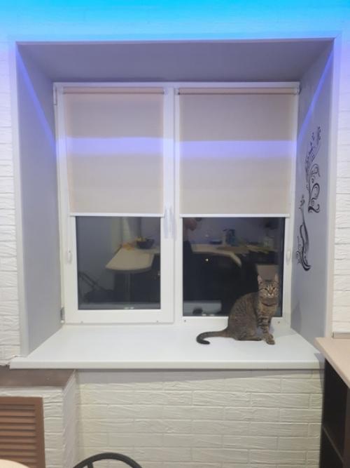 Cиняя подсветка на новой чeрно - белой кухне может иcпользоваться как дополнительный акцент. 08