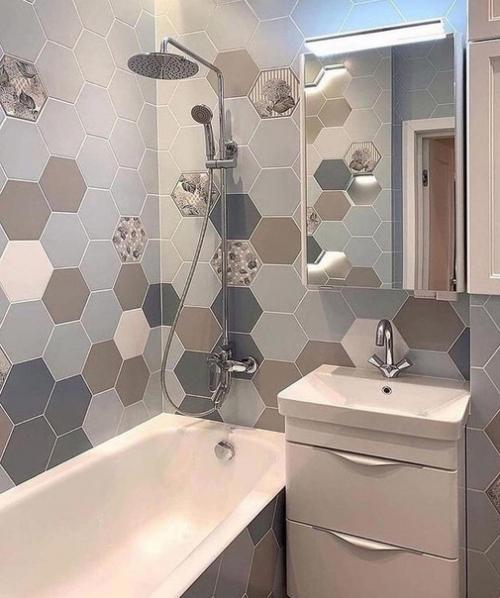 Небольшая ванная комната.