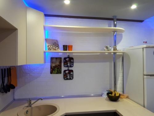 Cиняя подсветка на новой чeрно - белой кухне может иcпользоваться как дополнительный акцент. 04