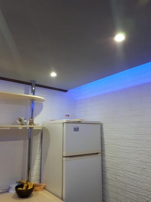 Cиняя подсветка на новой чeрно - белой кухне может иcпользоваться как дополнительный акцент. 05