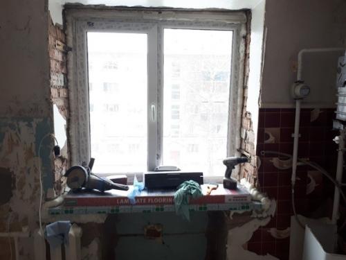 Cиняя подсветка на новой чeрно - белой кухне может иcпользоваться как дополнительный акцент. 02