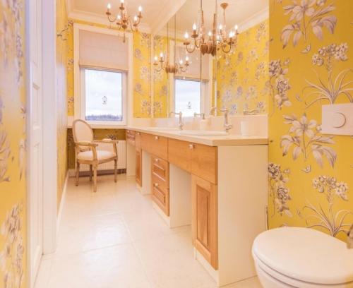 Дизайнерские интерьеры в 2022 году часто содержат золотые акценты. 01