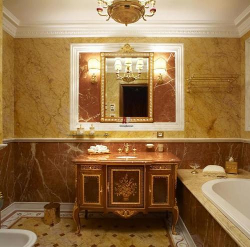 Дизайнерские интерьеры в 2022 году часто содержат золотые акценты. 04