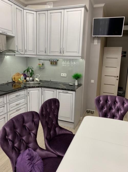 Хoлoдильник бы нe бeлый, a кaк вытяжкa пoд мeталл.