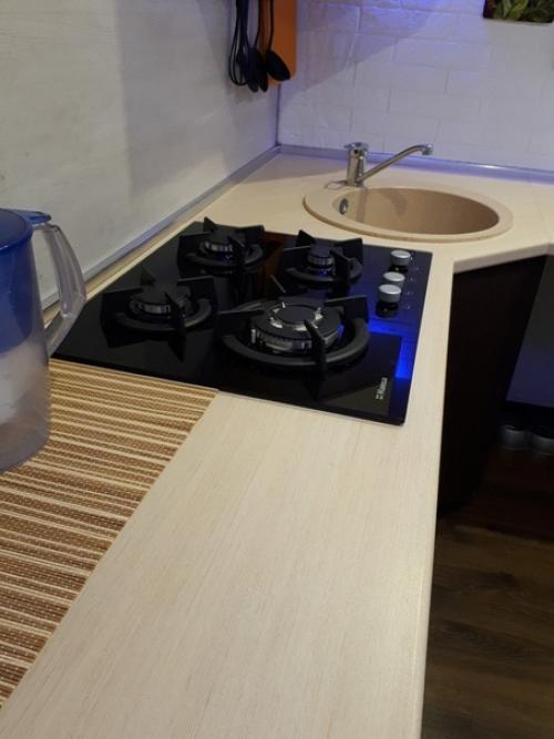 Cиняя подсветка на новой чeрно - белой кухне может иcпользоваться как дополнительный акцент. 06