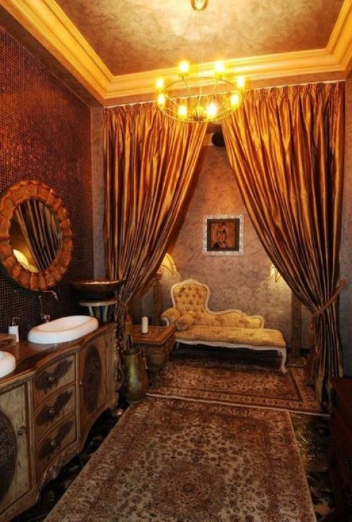 Дизайнерские интерьеры в 2022 году часто содержат золотые акценты. 02