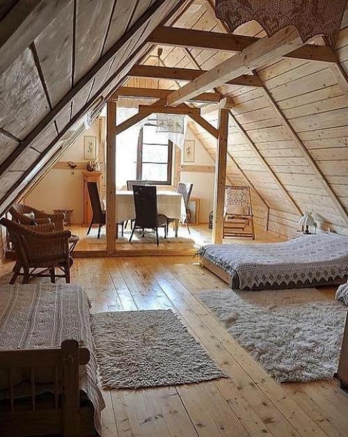 Под мансардой подразумевается пространство под крышей, сделанное в виде жилой комнаты. 01