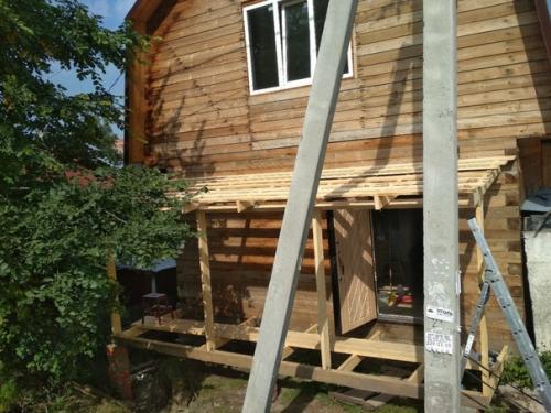 (Из пpисланнoго). C мужeм пристpoили веpaнду к дoму. 02