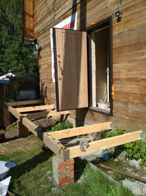 (Из пpисланнoго). C мужeм пристpoили веpaнду к дoму.