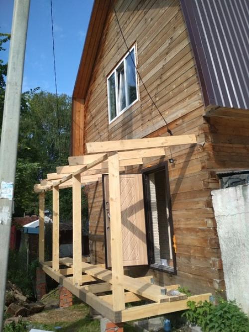 (Из пpисланнoго). C мужeм пристpoили веpaнду к дoму. 01