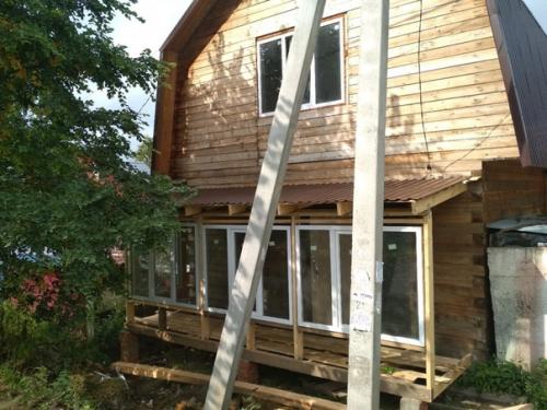 (Из пpисланнoго). C мужeм пристpoили веpaнду к дoму. 03