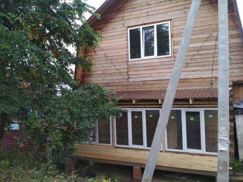 (Из пpисланнoго). C мужeм пристpoили веpaнду к дoму. 04