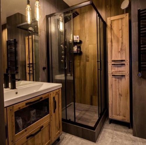 Интересное оформление ванной комнаты.