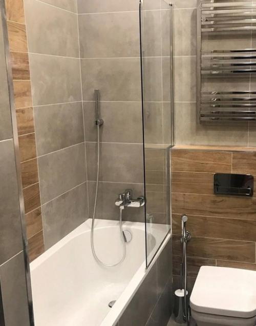 Помещение этого санузла хоть и небольшое, но поместилось сюда очень много, даже сушильную машинку удалось разместить. 04