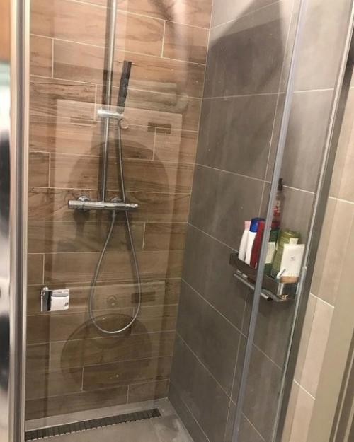 Помещение этого санузла хоть и небольшое, но поместилось сюда очень много, даже сушильную машинку удалось разместить. 02