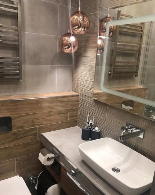 Помещение этого санузла хоть и небольшое, но поместилось сюда очень много, даже сушильную машинку удалось разместить.