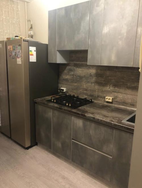 Небольшая кухня. В тёмных тонах. 01