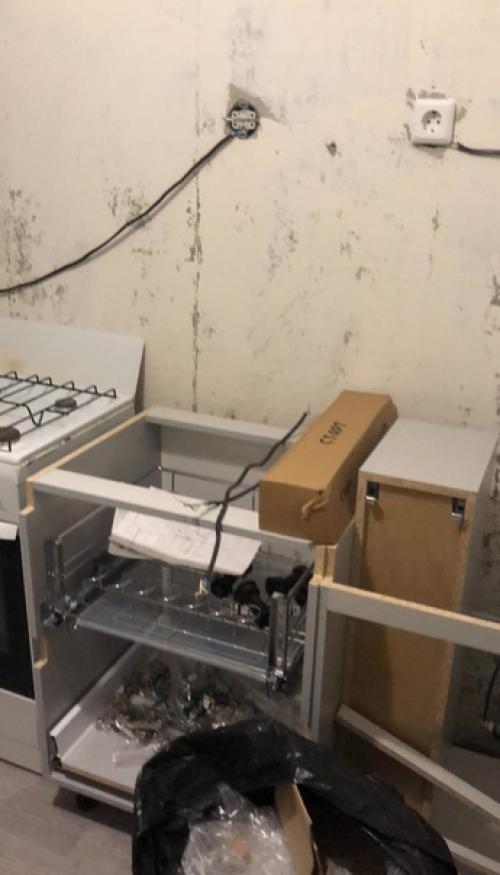 Небольшая кухня. В тёмных тонах. 03