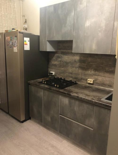 Небольшая кухня. В тёмных тонах. 06