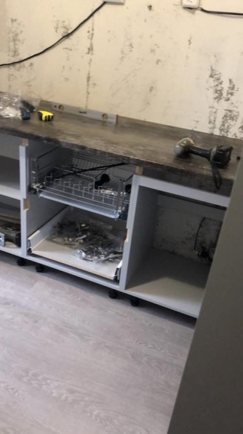 Небольшая кухня. В тёмных тонах. 04