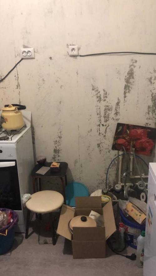 Небольшая кухня. В тёмных тонах. 02