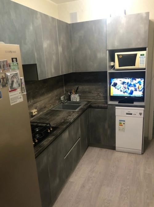 Небольшая кухня. В тёмных тонах. 05