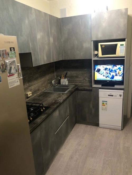 Небольшая кухня. В тёмных тонах.