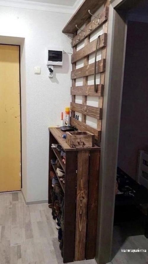 Интерьер прихожей. В которой разместили обувницу.