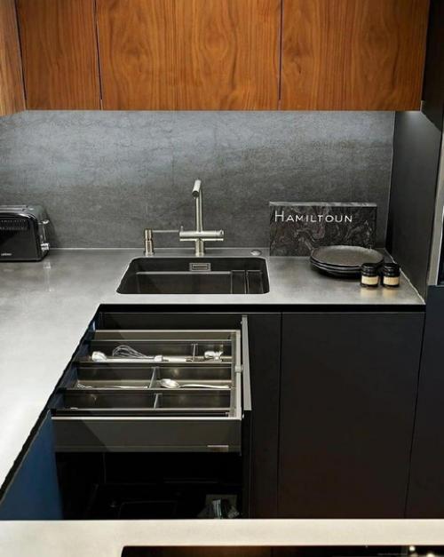 Современная кухня. В тёмном оттенке. 04