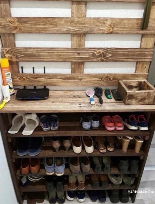 Интерьер прихожей. В которой разместили обувницу. 01