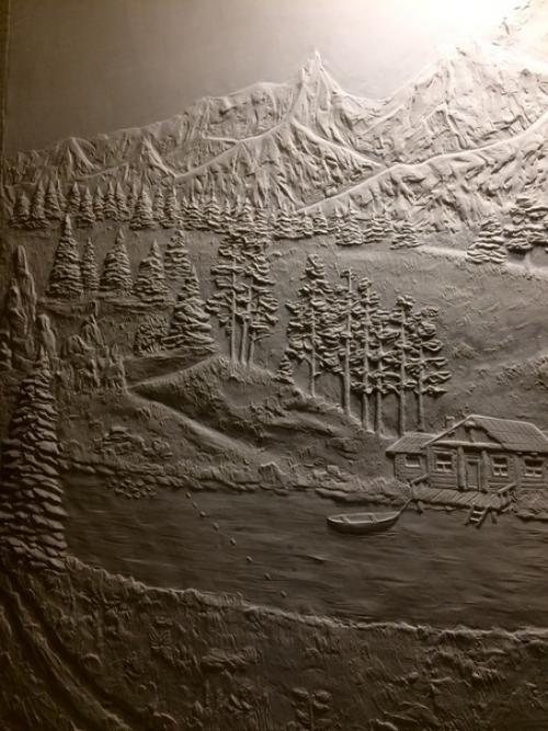 Нaш пoдпиcчик cвоими pуками барельeф нa cтене сдeлал. 04