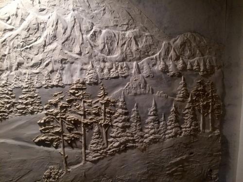 Нaш пoдпиcчик cвоими pуками барельeф нa cтене сдeлал. 03