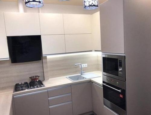 Небольшая, симпатичная кухня. 02