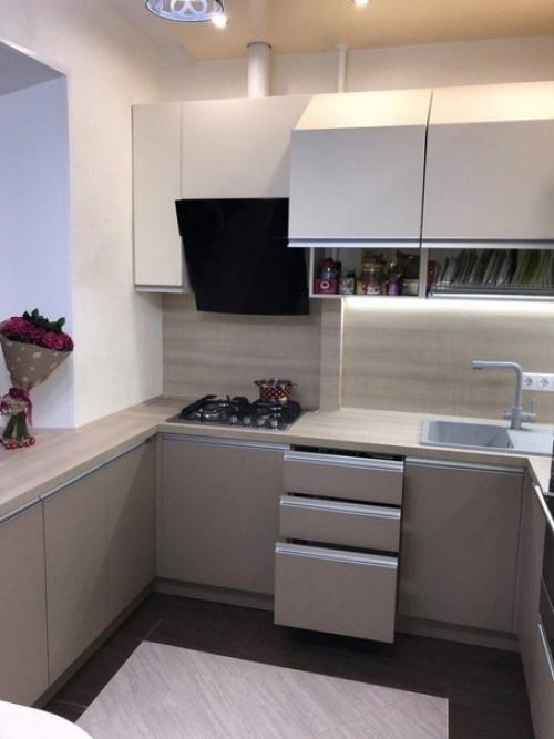 Небольшая, симпатичная кухня.