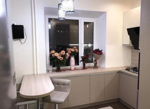 Небольшая, симпатичная кухня. 01