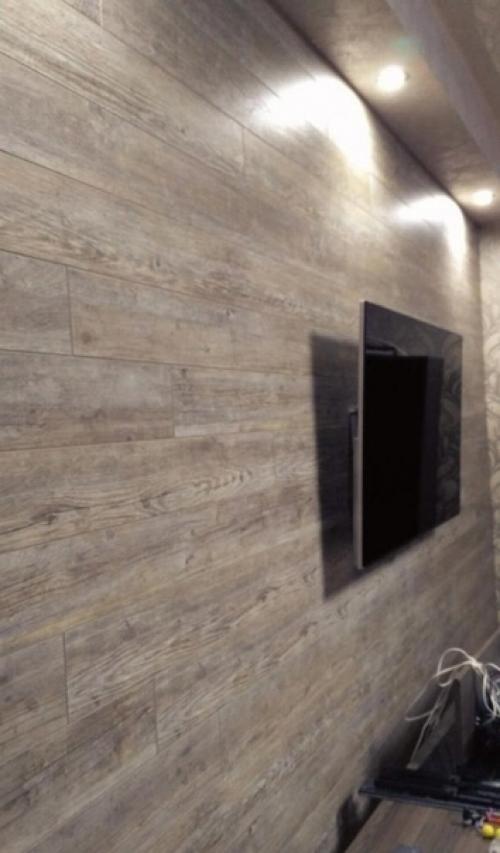 Интересное решение. Оформление стены с помощью ламината. 02