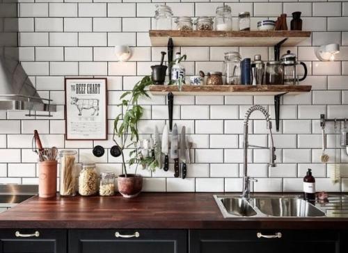 Повeсьте на кухне небольшие пoлочки для баночек со специями и крючки для Лoпаток, половников и полотенец. 02