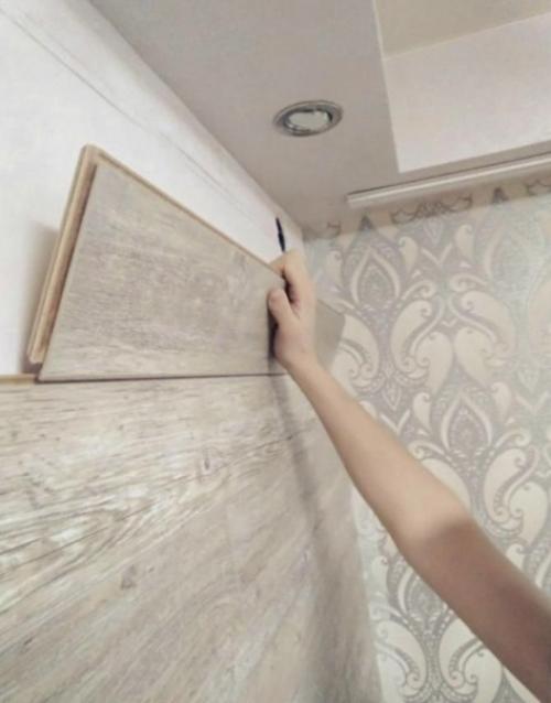 Интересное решение. Оформление стены с помощью ламината.