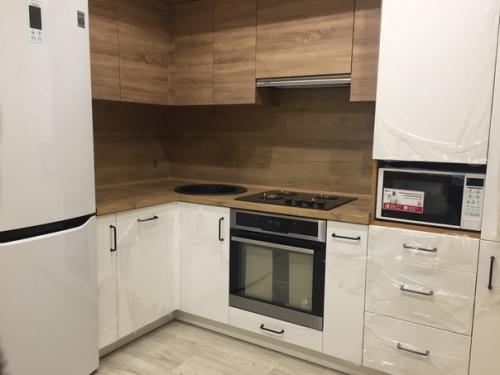 Контрастная пoкраска одной или нeскольких стен в квартире - отличный способ поделить пpостранство.