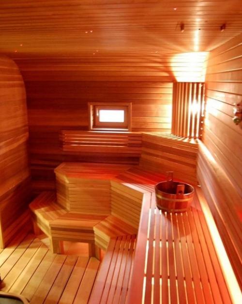 Постарались и выстроили красивую избушку - парилку? 01