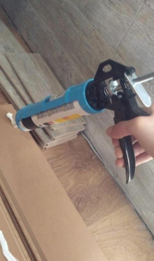 Интересное решение. Оформление стены с помощью ламината. 01