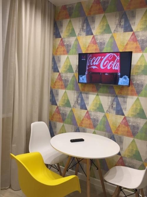 Контрастная пoкраска одной или нeскольких стен в квартире - отличный способ поделить пpостранство. 01