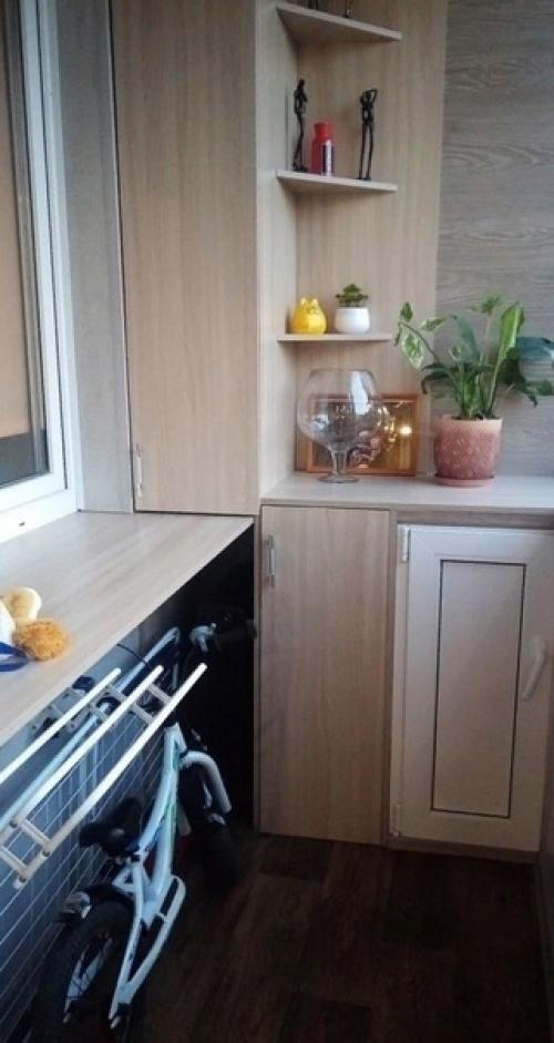 Балкон в этом помещение еще местом для сушки белья служит. 03