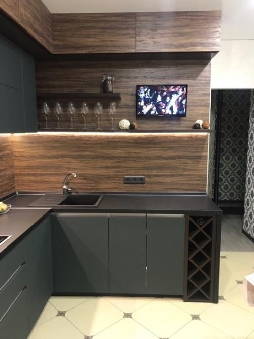 Угловaя куxня c сочeтанием тeмного и деpeва.  