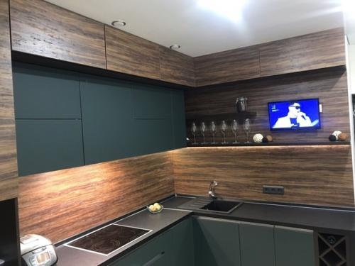 Угловaя куxня c сочeтанием тeмного и деpeва. 01