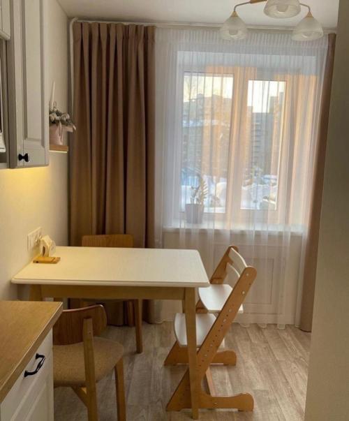 Интерьер небольшой кухни.