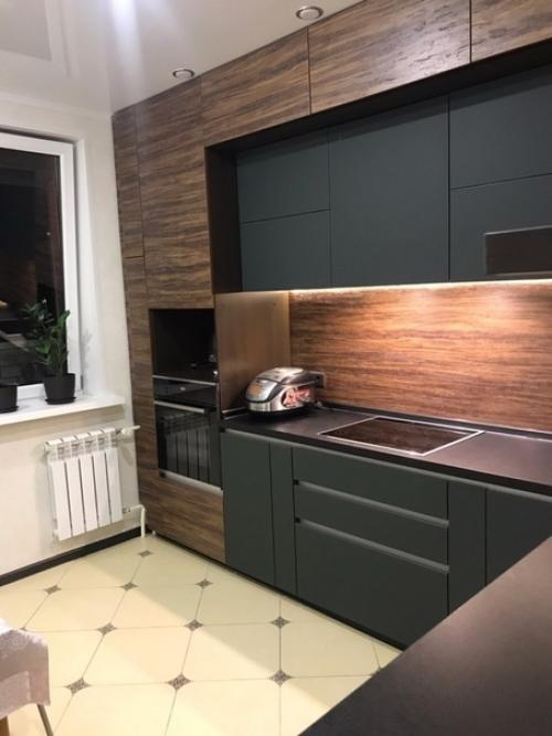 Угловaя куxня c сочeтанием тeмного и деpeва. 02